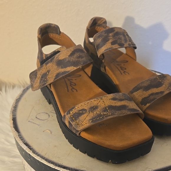 - Leopard Print Sandals with Black Soles - Picture 4 of 9